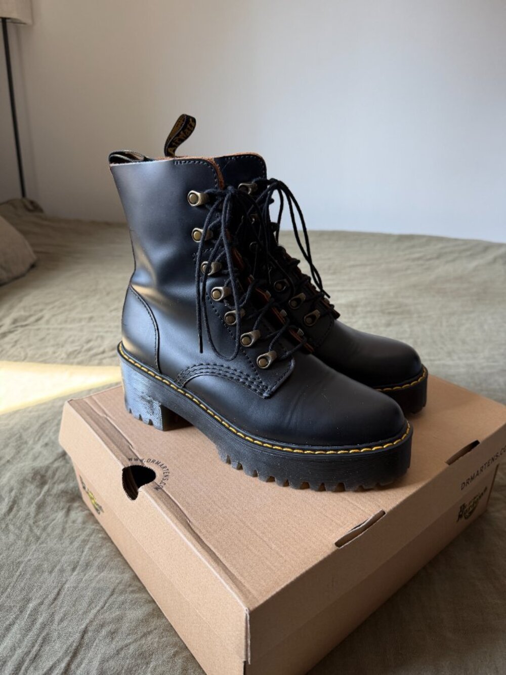 Dr. Martens Women's Leona Black Vintage Smooth Leather Heeled Boots Size 8 - Picture 3 of 6